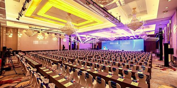 润滑油品牌峰会现场.jpg 品牌招商成功的核心就是设计好:名利场